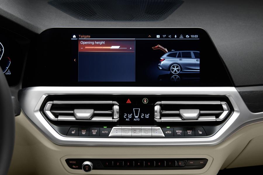 Детали интерьера BMW 330i Touring M Sport (G21) 2019 года  (WW) (фото 15 из 93)